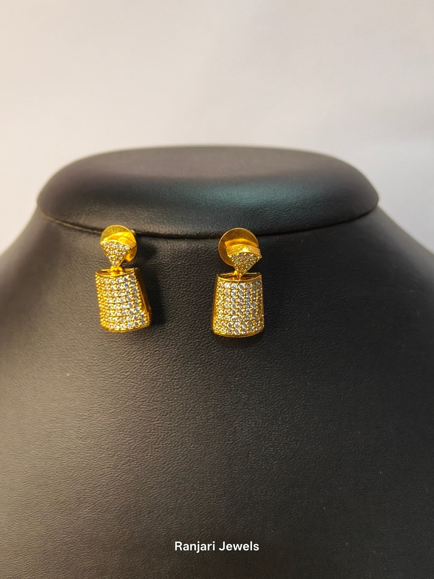 Stellora Golden Block AD Micro stone Choker Set