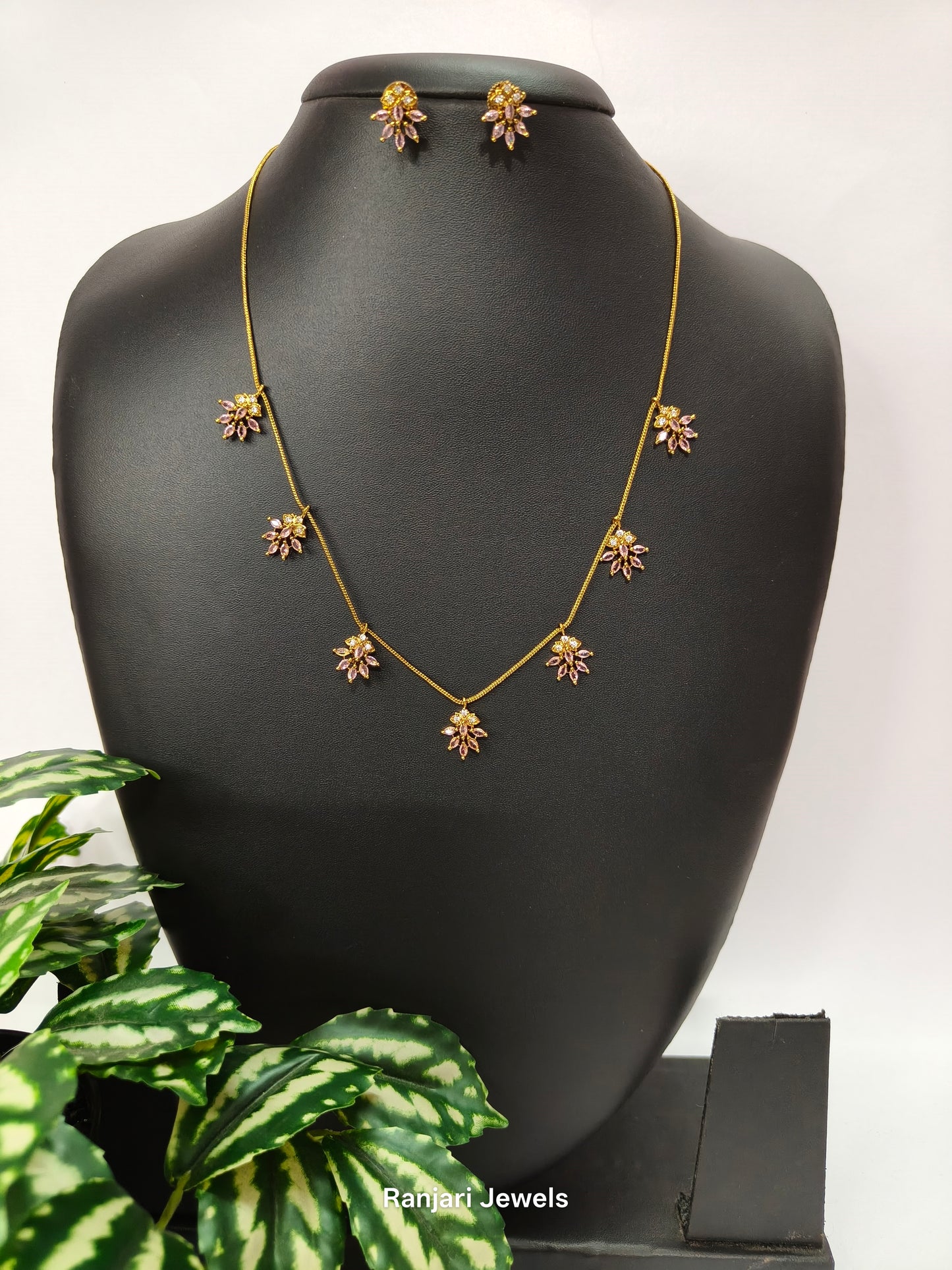 Minmini – Delicate Floral Necklace Set