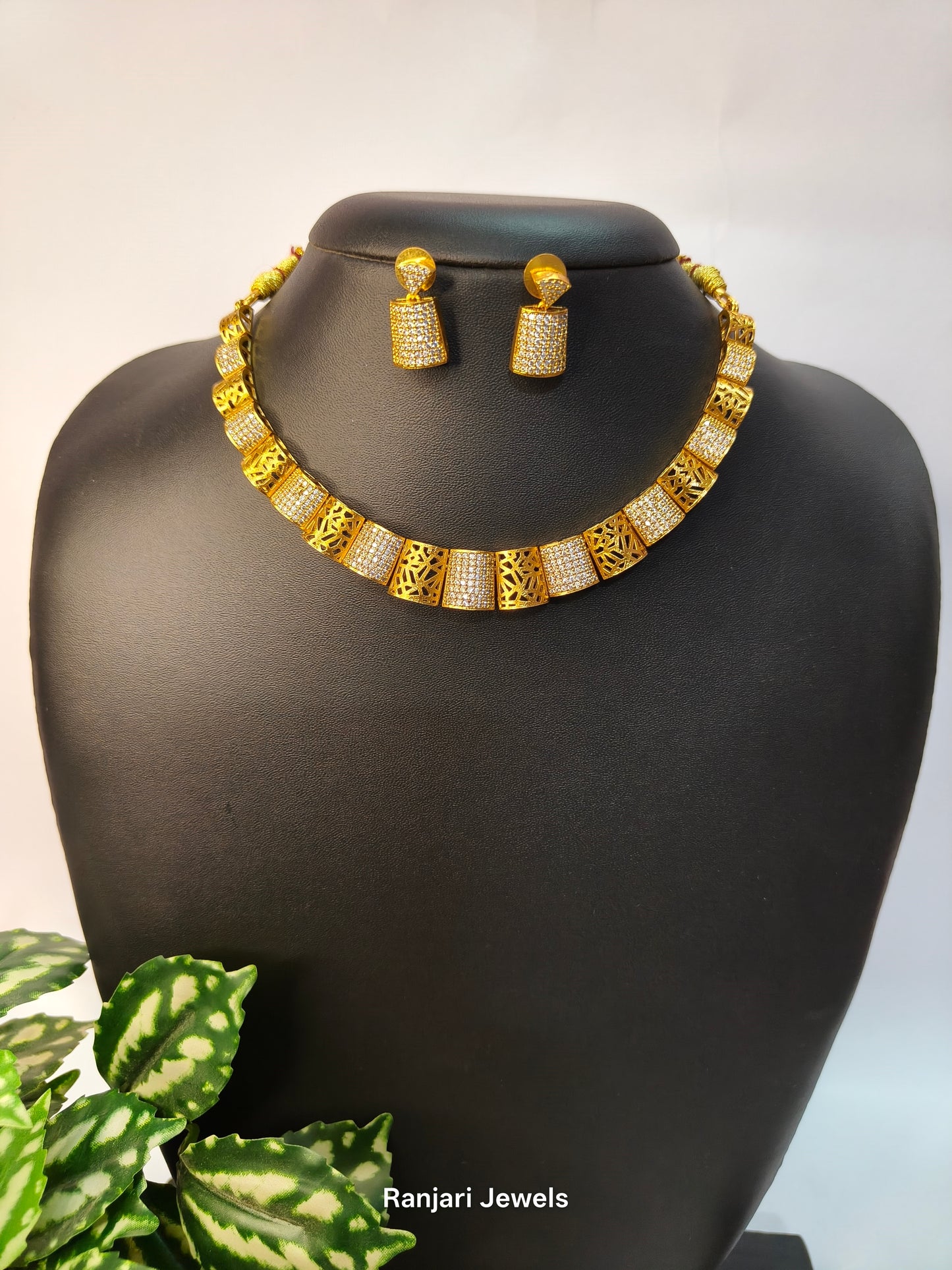 Stellora Golden Block AD Micro stone Choker Set