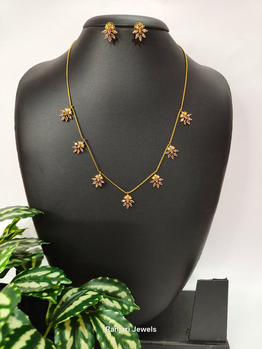 Minmini – Delicate Floral Necklace Set