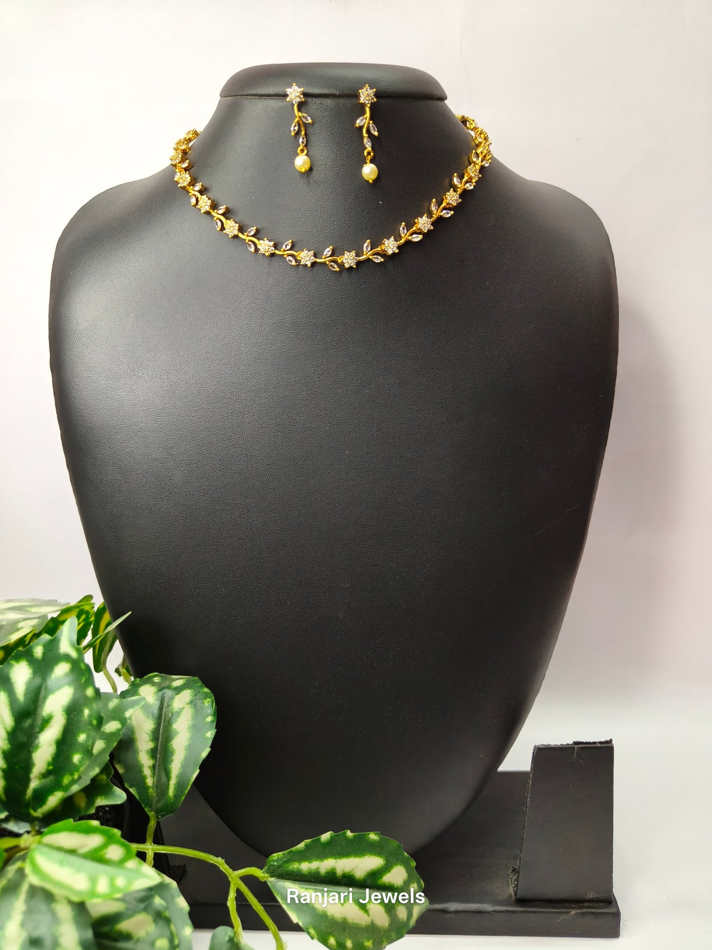 Leafy AD Stone Minimal Necklace Set