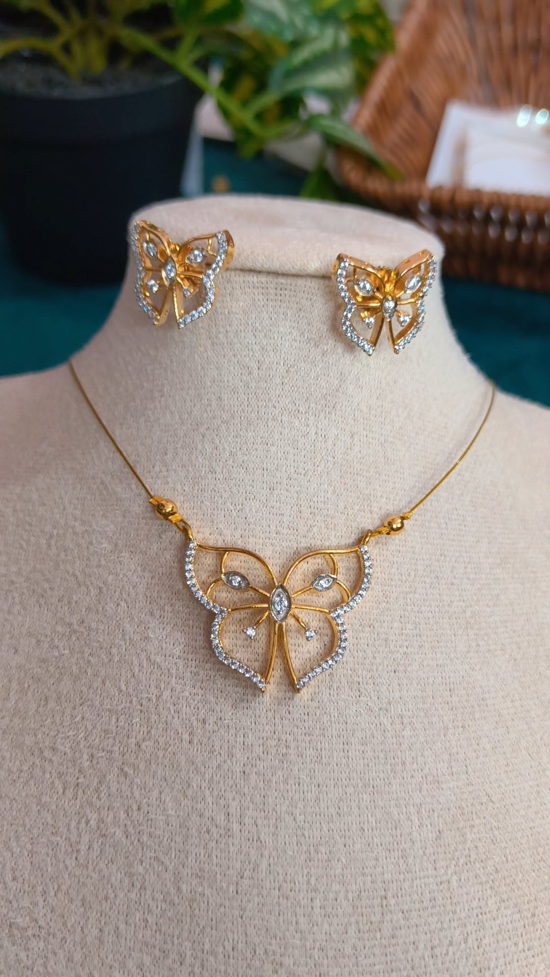 Butterfly Invisible Chain Necklace Set