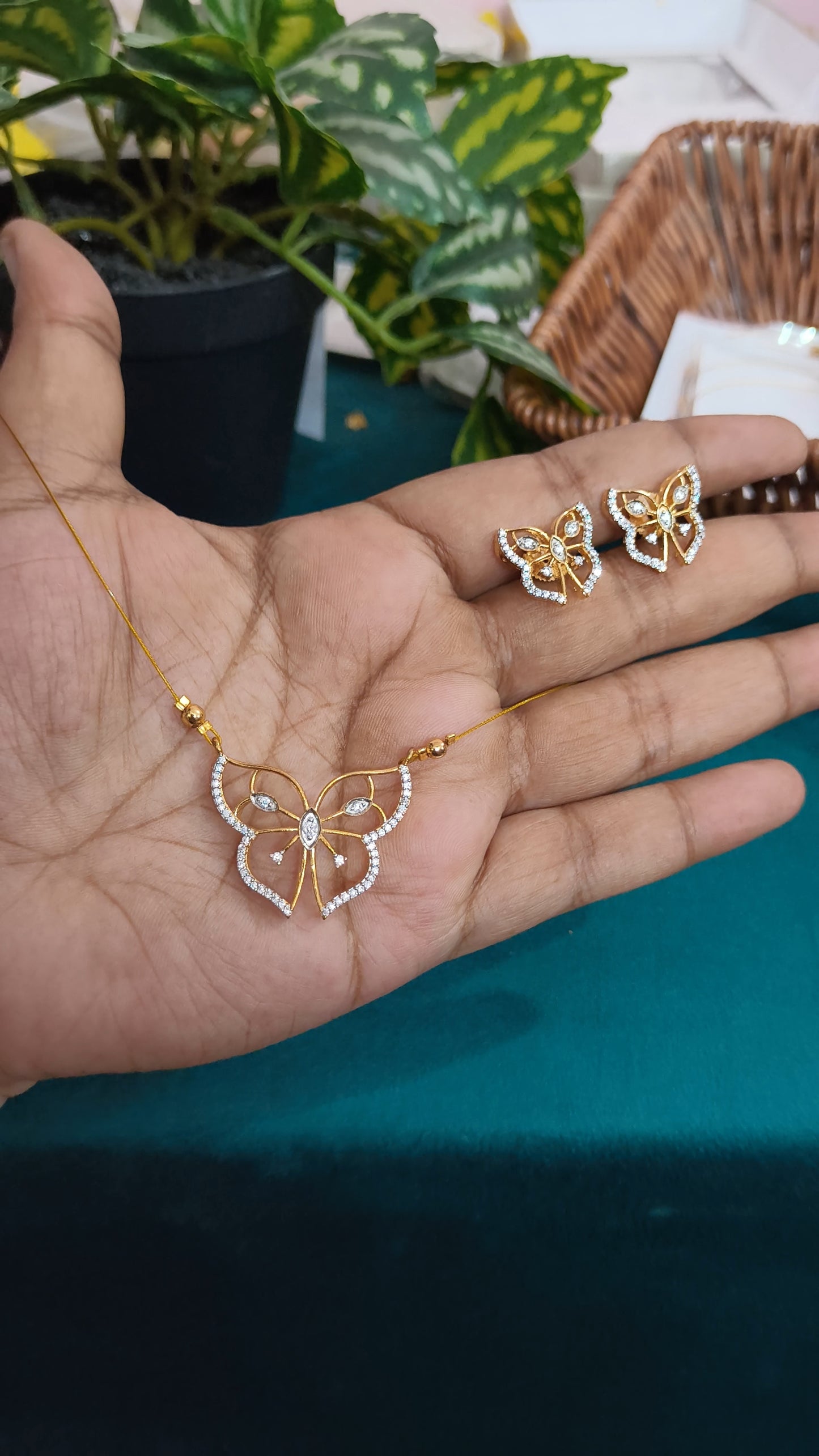 Butterfly Invisible Chain Necklace Set